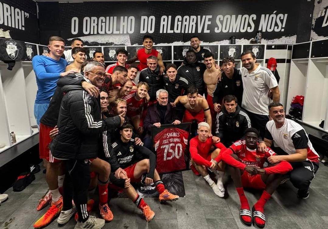 2-0锁定胜局！“狂人”穆里尼奥率本菲卡凯旋晋级八强，战术魅力再创辉煌